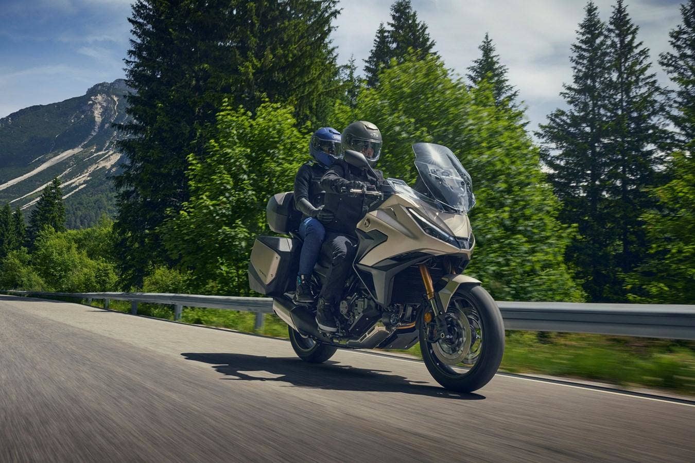Honda NT 1100 - SKLADEM